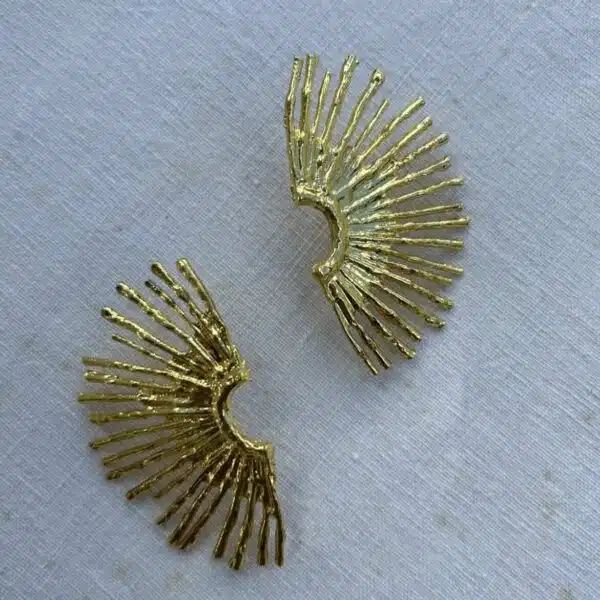 Aros dorados en forma de abanico