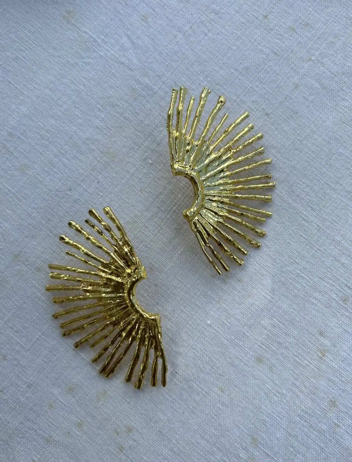 Aros dorados en forma de abanico