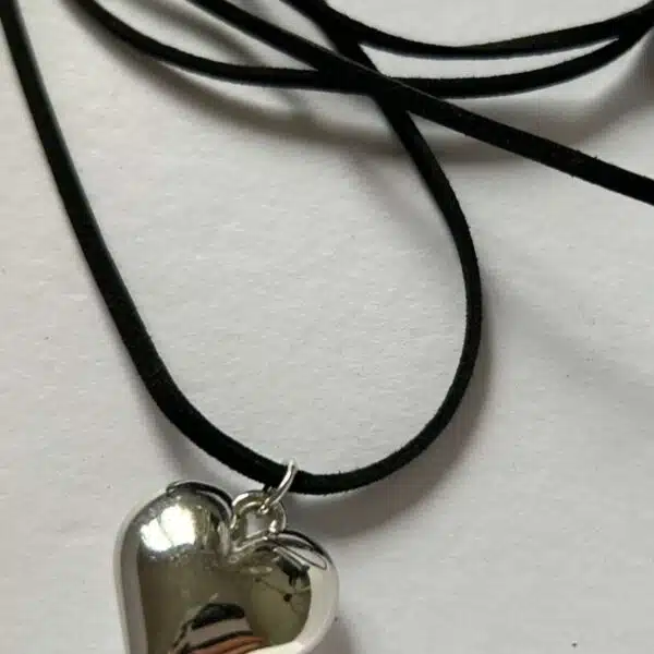 Collar de cuero con corazón plateado