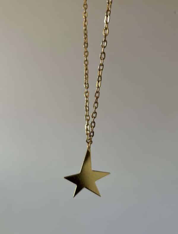 Collar dorado con estrella